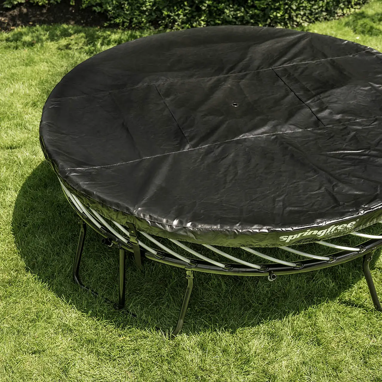 Trampolína Springfree s nasazenou krycí plachtou