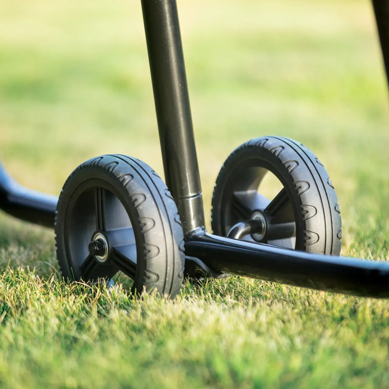 Pojezdová kola Springfree nasazená na trampolíně